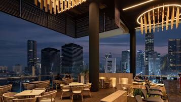 2 restaurants, breakfast, lunch, dinner served; international cuisine