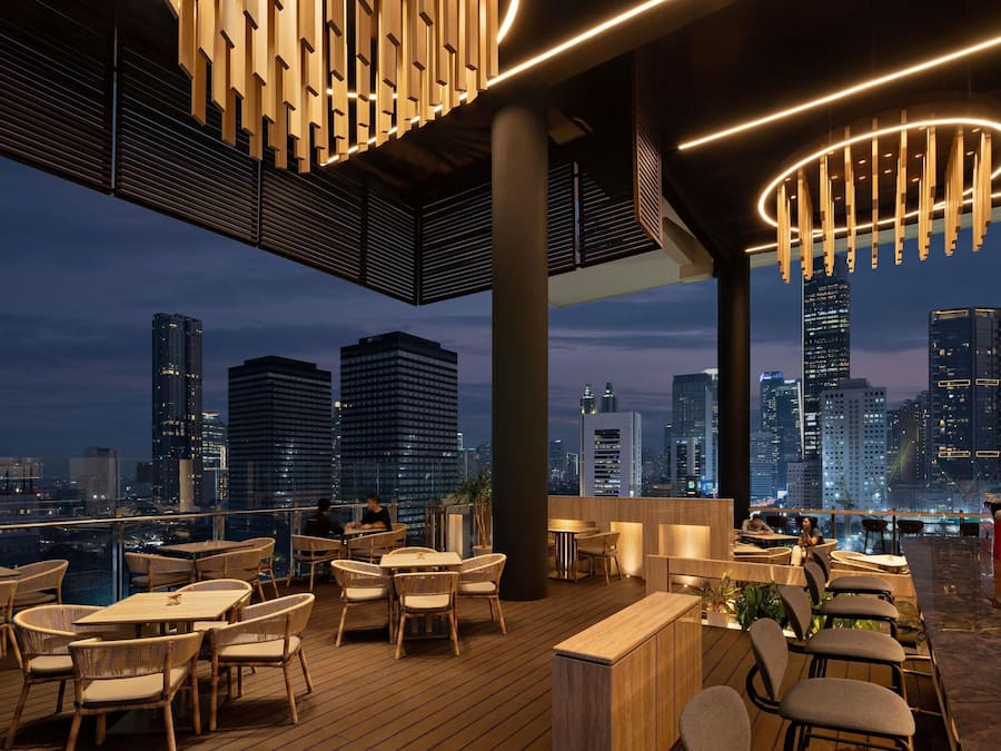 2 restaurants, breakfast, lunch, dinner served; international cuisine