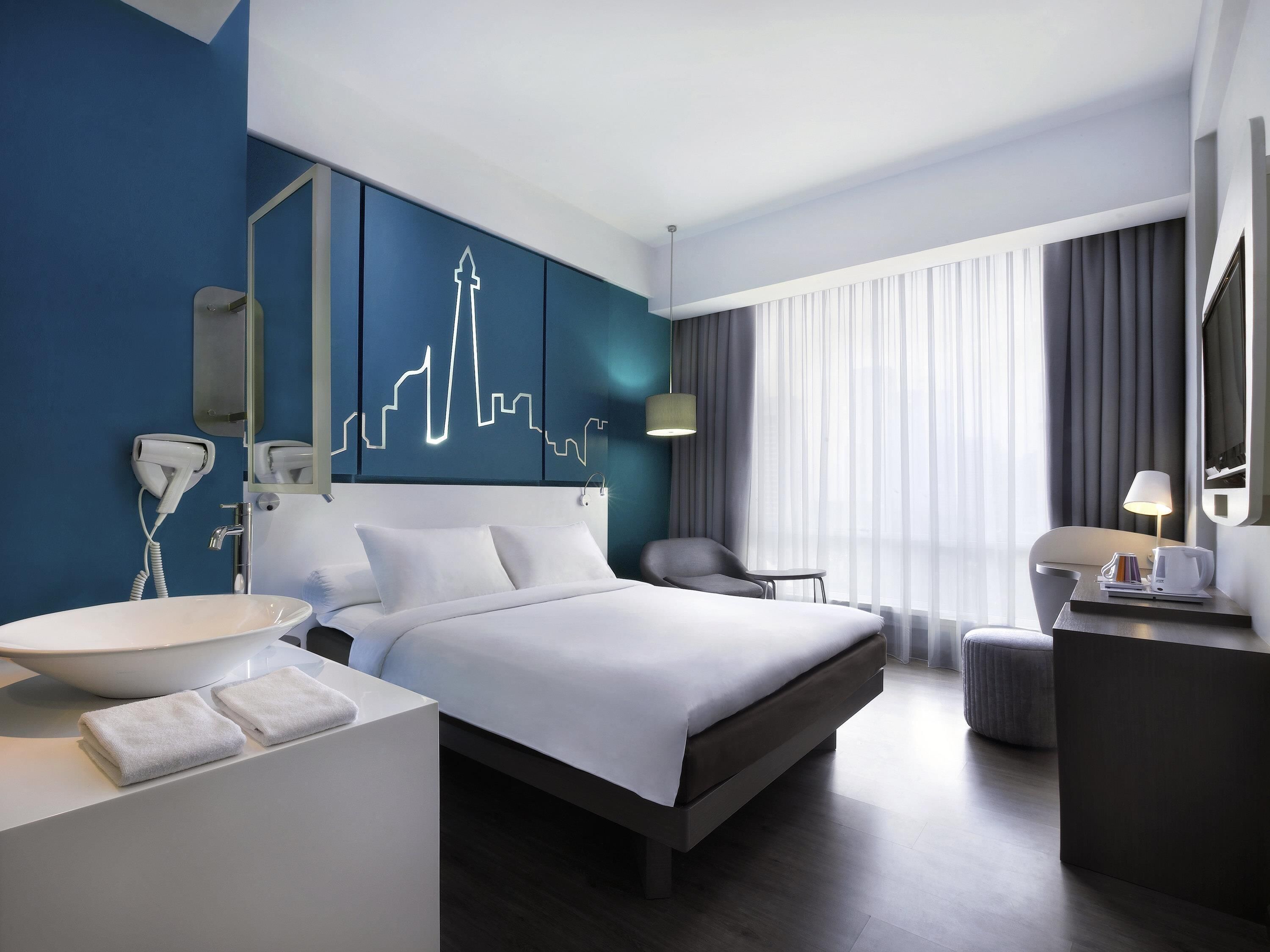 Deluxe Room, 1 Queen Bed, City View | Premium bedding, in-room safe, desk, soundproofing