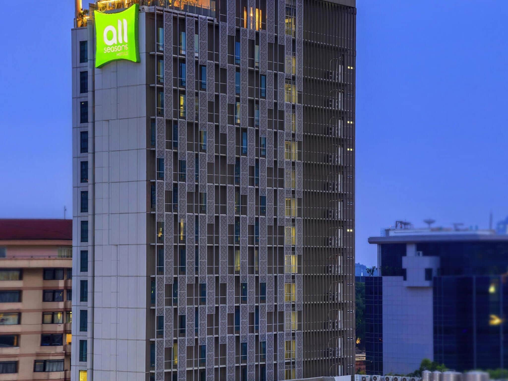 Suíte júnior, 1 cama Queen | Roupas de cama premium, cofres nos quartos, escrivaninha