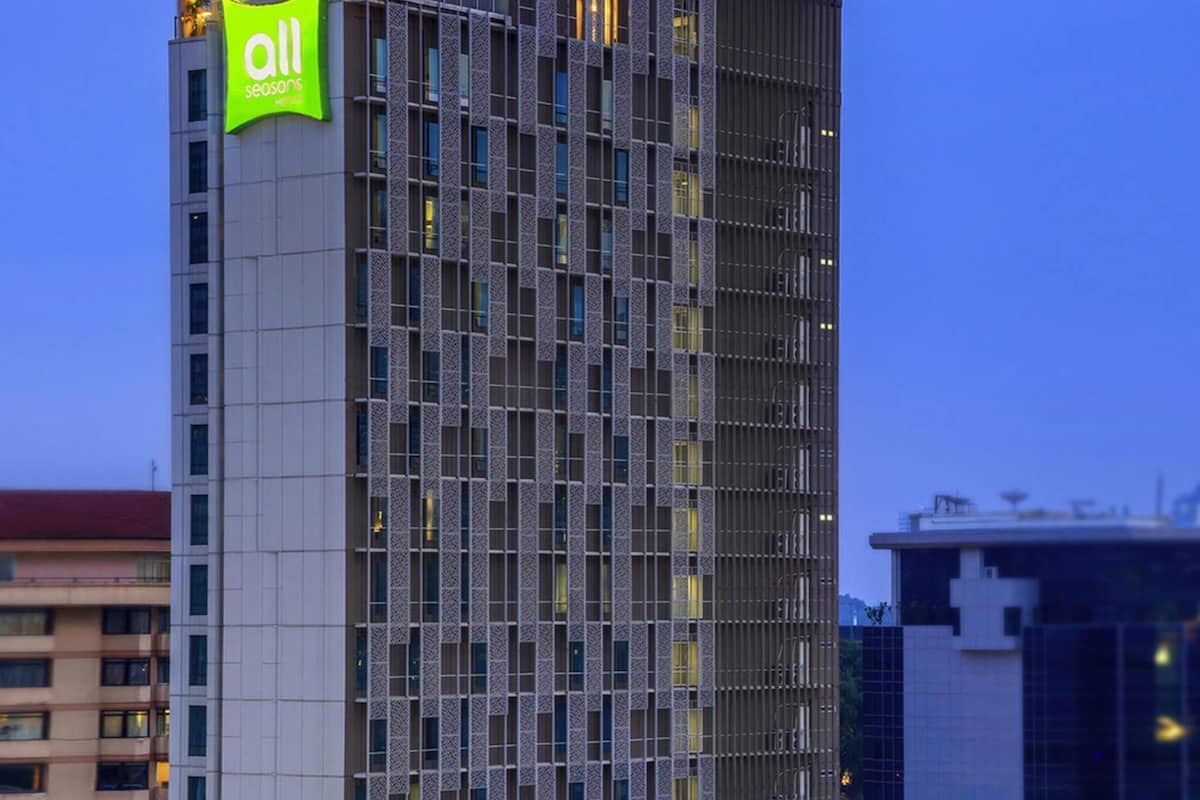 Suíte júnior, 1 cama Queen | Roupas de cama premium, cofres nos quartos, escrivaninha