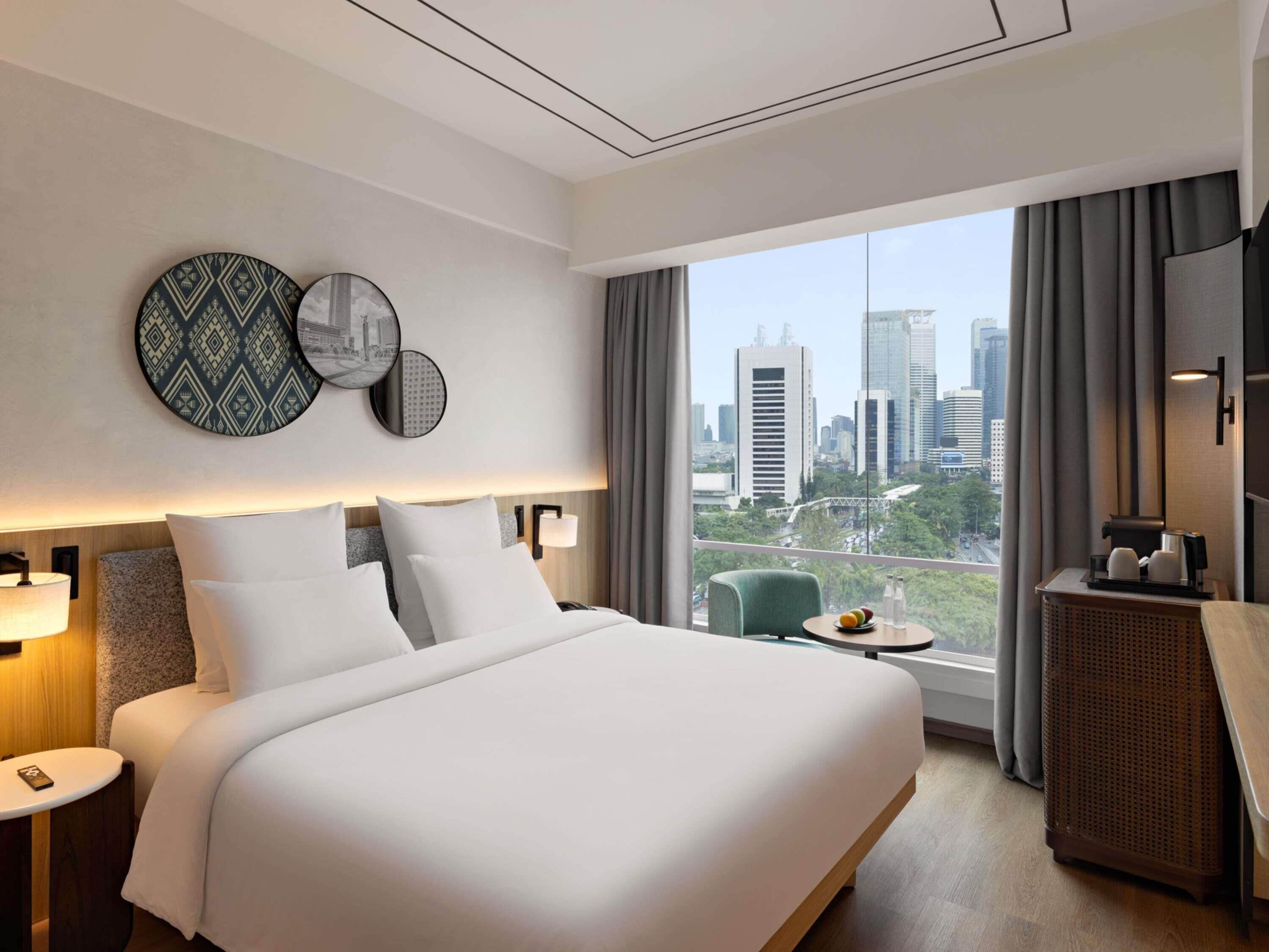 Deluxe Room, 1 Queen Bed, City View | Premium bedding, in-room safe, desk, soundproofing