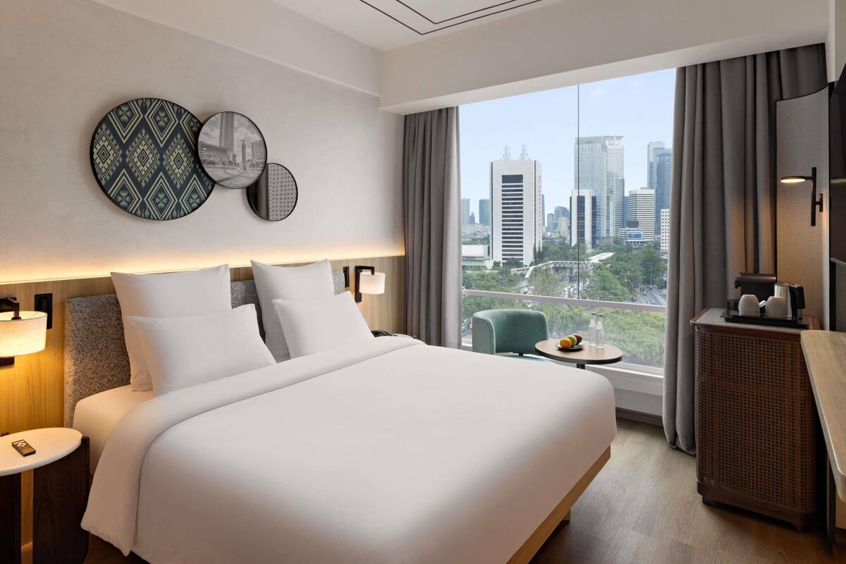 Deluxe Room, 1 Queen Bed, City View | Premium bedding, in-room safe, desk, soundproofing