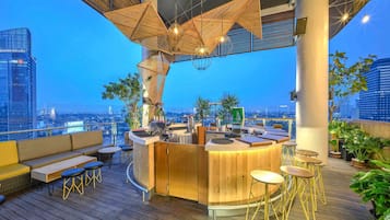 Junior Suite, 1 Queen Bed | Bar (on property)