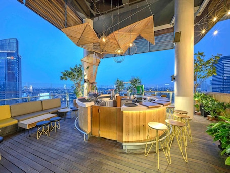 Junior Suite, 1 Queen Bed | Bar (on property)