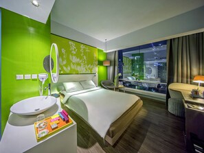 Peralatan tempat tidur premium, peti besi dalam bilik, meja 