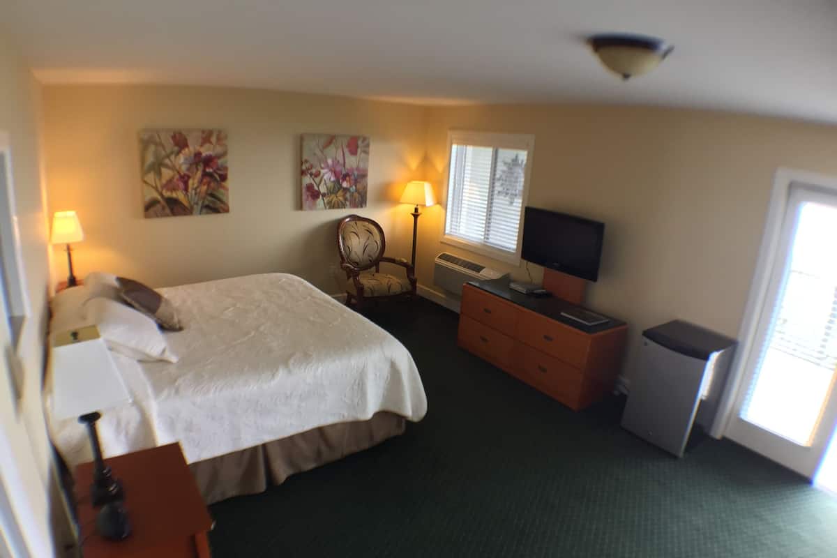 Junior Suite, 1 King Bed, Jetted Tub, Lake View