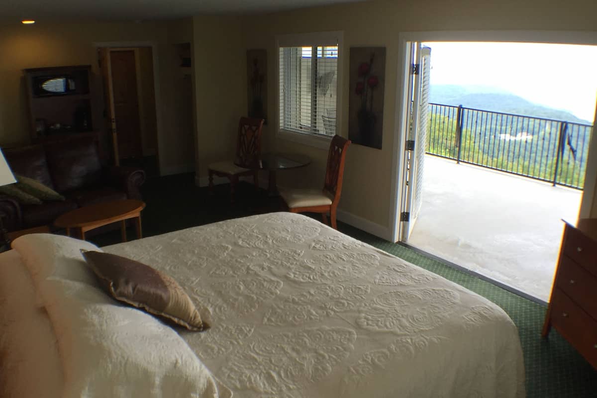Habitación de luna de miel, 1 cama King size, balcón, vista al lago | Tabla de planchar con plancha, wifi gratis y ropa de cama 