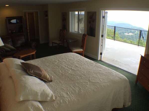 Honeymoon Suite, 1 King Bed, Balcony, Lake View