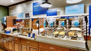 Un espace buffet où est servi le petit-déjeuner, avec un choix varié de plats et des panneaux indiquant les services proposés.