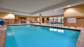 من حمّامات السباحة المغطاة