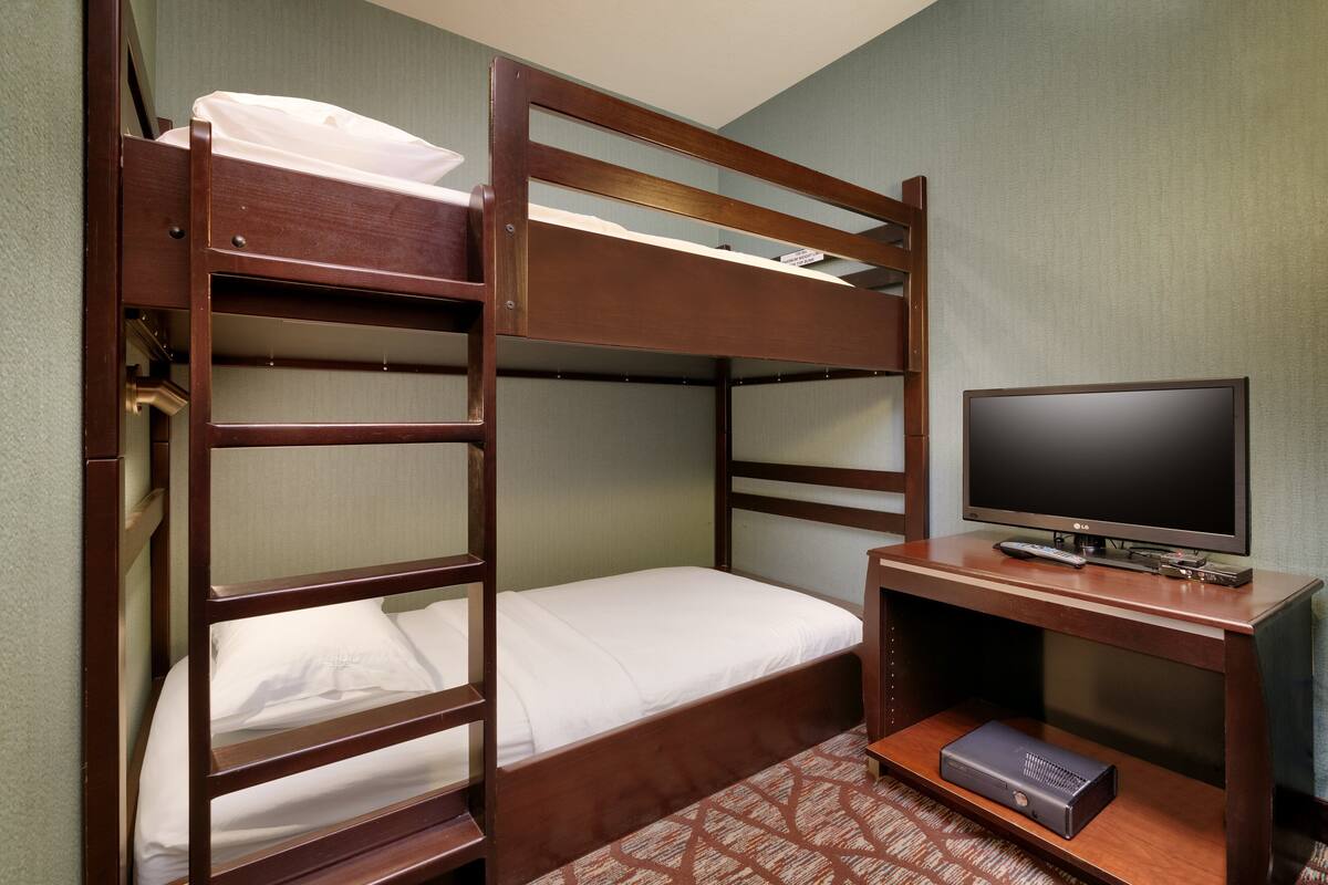 Suite, Multiple Beds | Desk, blackout drapes, iron/ironing board, free cribs/infant beds
