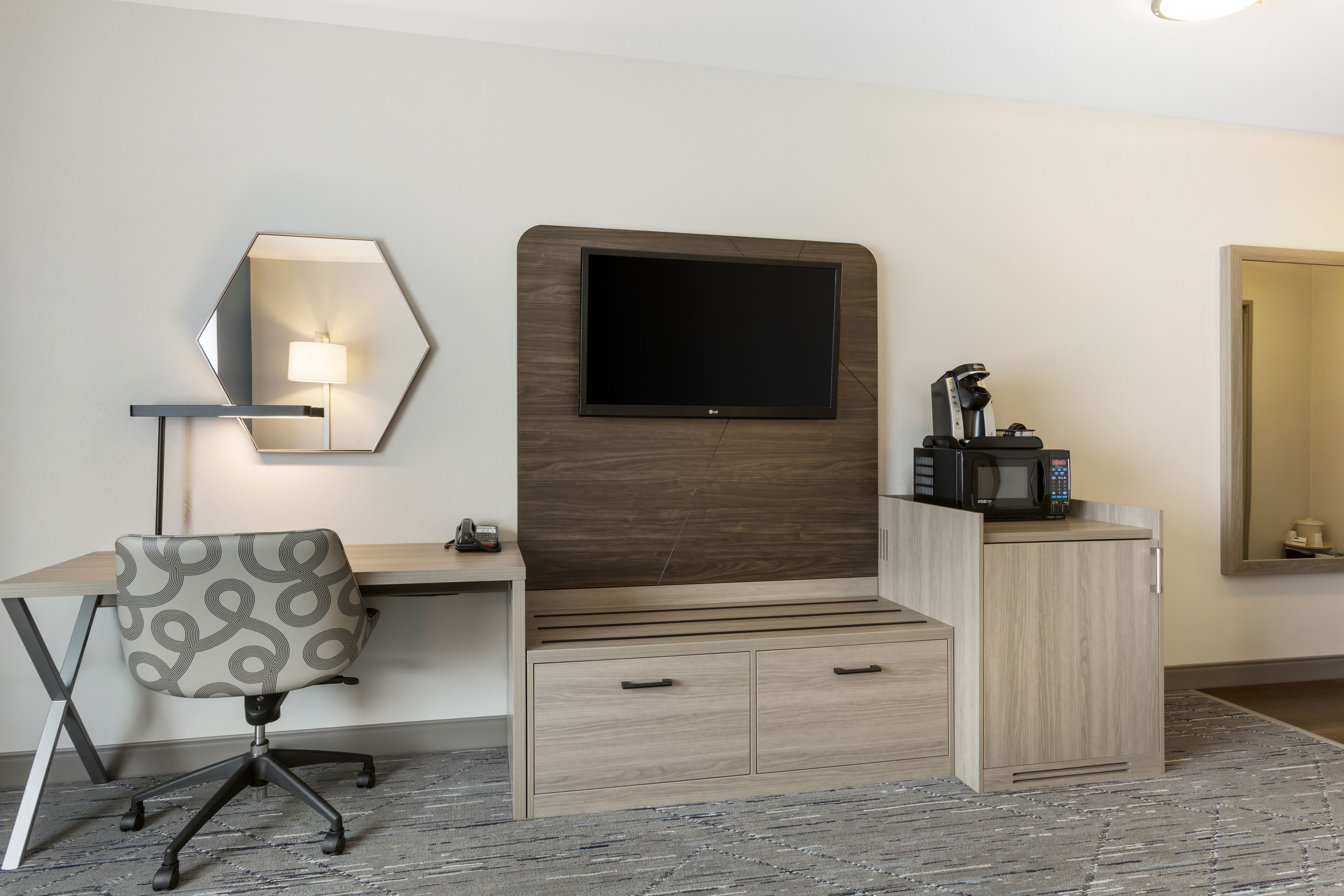 premium bedding, pillow-top beds, in-room safe, desk