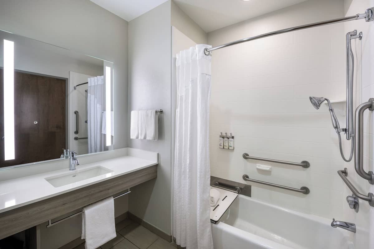 standard room, 1 king bed, accessible bathtub (accessible tub) | premium bedding, pillow-top beds, in-room safe, desk