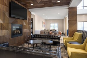 Lobby sitting area - Holiday Inn Express Hotel & Suites Belgrade by IHG (Belgrade)