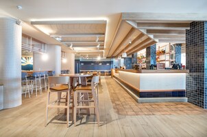 供應早餐、午餐及晚餐