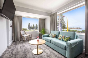 Suite estudio superior, vistas al mar | Tabla de planchar con plancha, cunas (de pago), wifi gratis