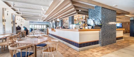 Petit déjeuner, déjeuner et dîner servis sur place