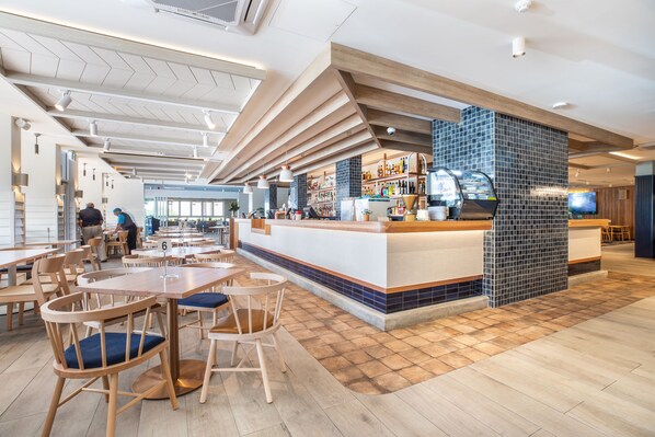 Serveert ontbijt, lunch en diner