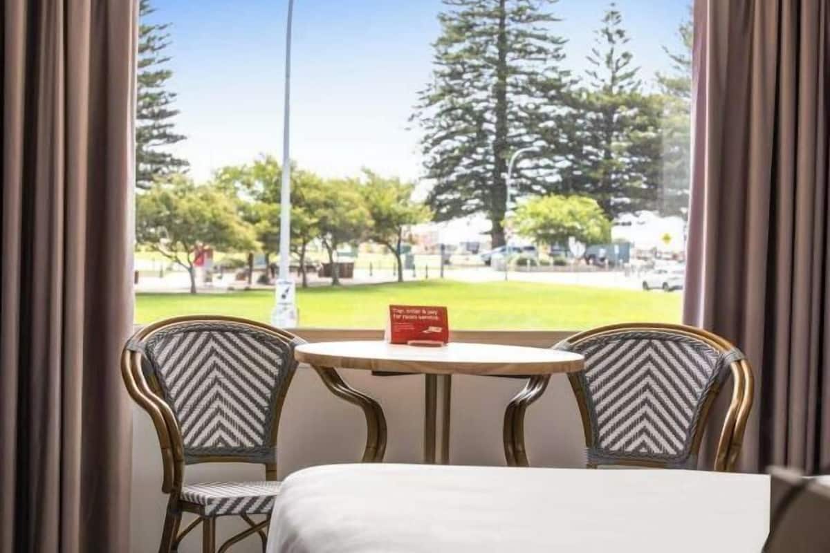 Dining | Breakfast, lunch and dinner served