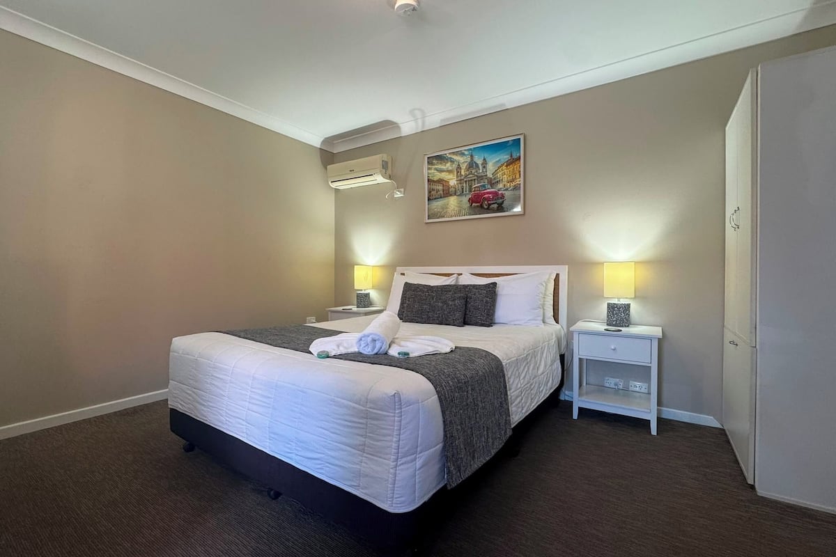 Deluxe Queen Room | Premium bedding, individually decorated, individually furnished, desk