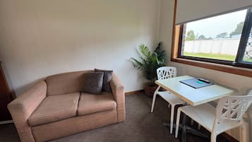 Deluxe Queen Room | Premium bedding, individually decorated, individually furnished, desk