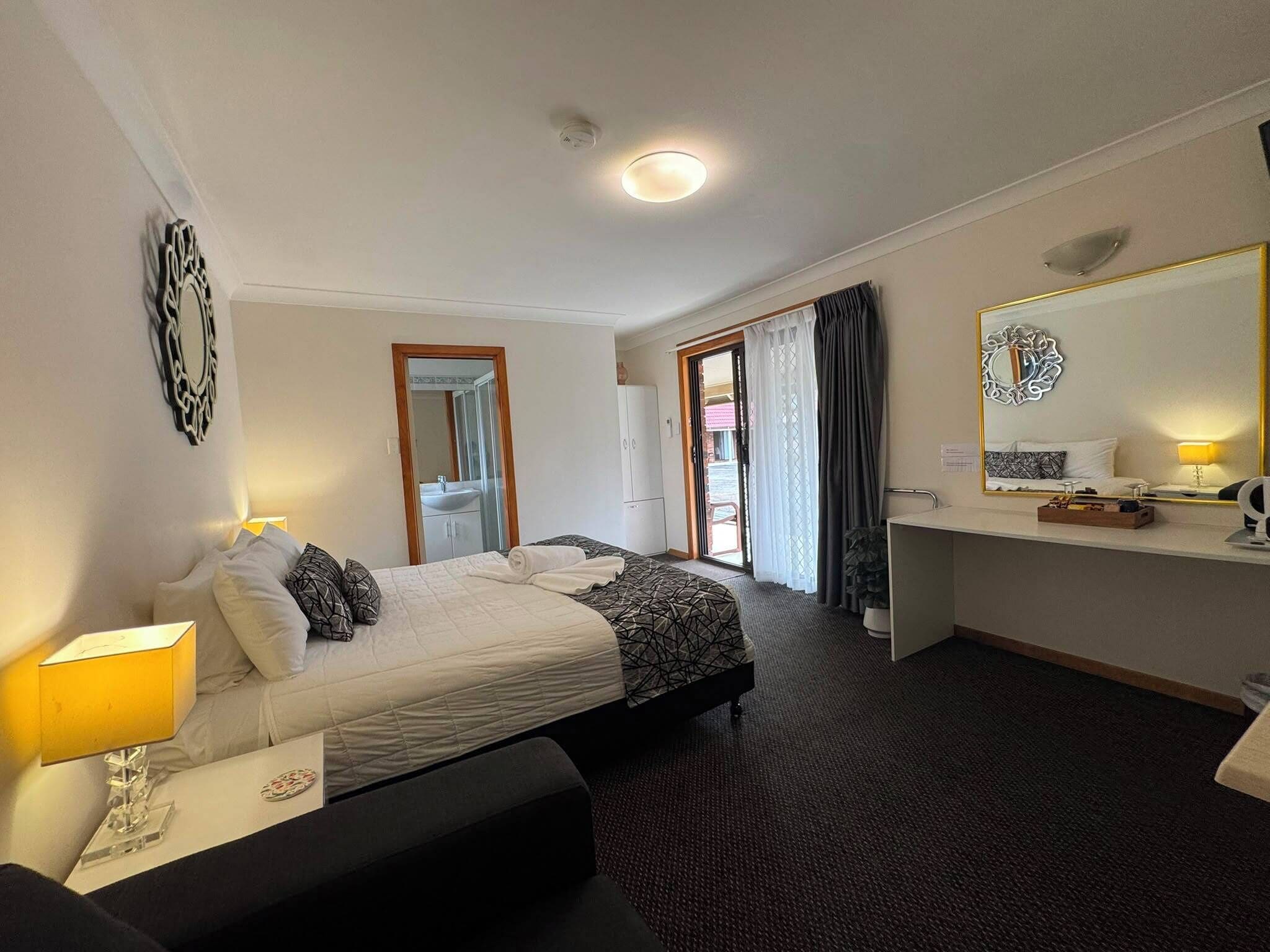 Deluxe King Room | Premium bedding, individually decorated, individually furnished, desk