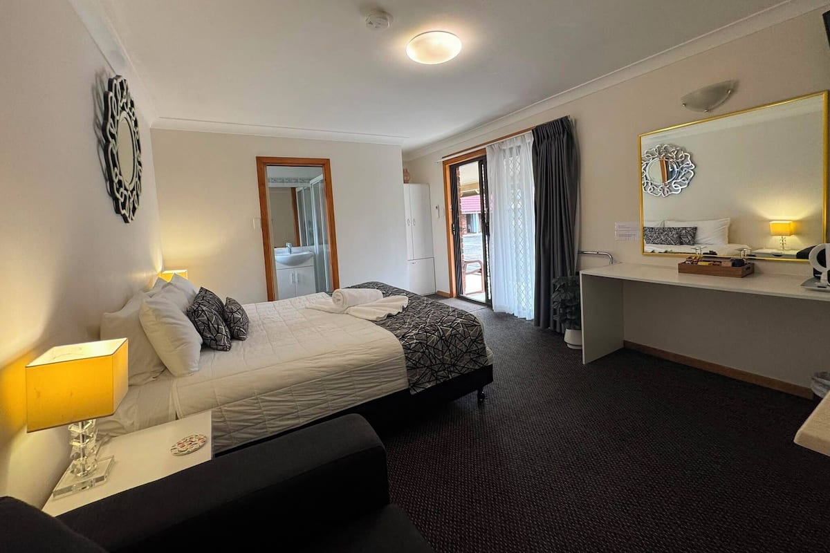 Deluxe King Room | Premium bedding, individually decorated, individually furnished, desk