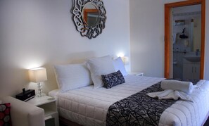 Free minibar items, individually decorated, individually furnished, desk