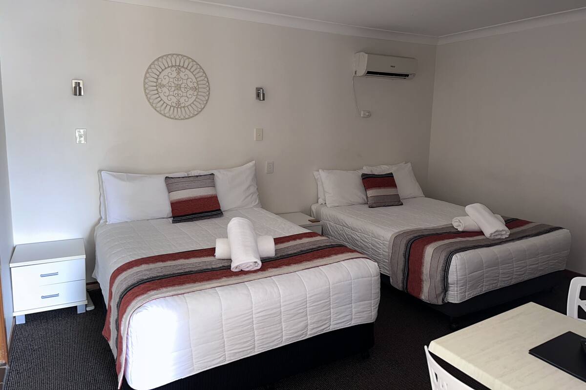 Deluxe Twin Room | Free minibar items, individually decorated, individually furnished, desk