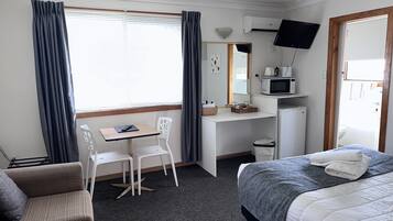 Free minibar items, individually decorated, individually furnished, desk