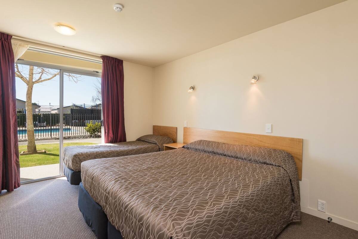 Premium bedding, in-room safe, desk, soundproofing