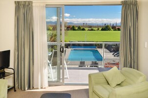 Apartamento, 2 habitaciones | Ropa de cama de alta calidad, caja fuerte, escritorio