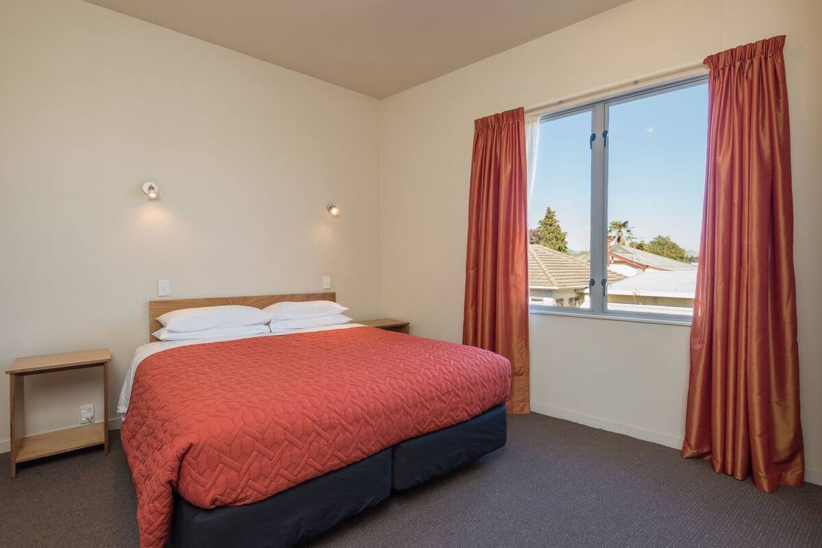 Premium bedding, in-room safe, desk, soundproofing