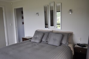 Soundproofing, iron/ironing board, cribs/infant beds, rollaway beds - Ohuka Place Homestay (Whitianga)