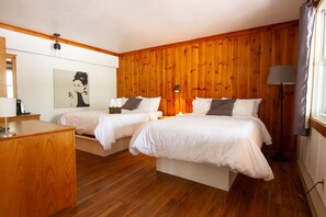 Standard Room, 2 Double Beds - Comme Chez Soi Restaurant & Auberge (Magog)