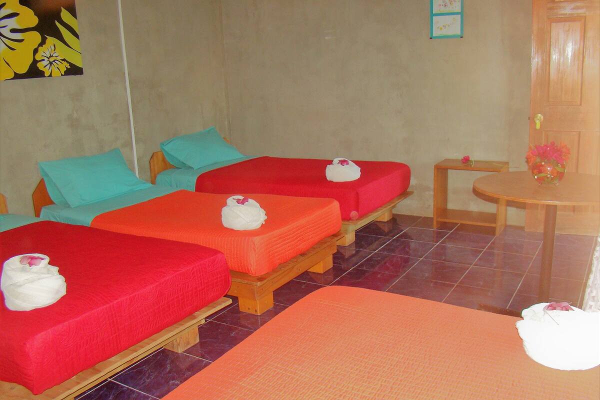 基础三人房, 1 间卧室, 私人浴室, 花园景观 | Select Comfort 床、客房内保险箱、免费 WiFi、床单