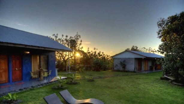 A bungalow-style hotel with a flat roof and a well-maintained lawn. - Hostal Pukao (Hanga Roa)
