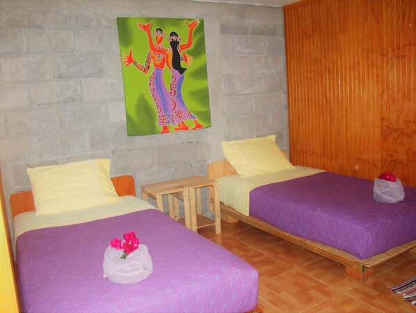 Chambre de base double, 2 lits jumeaux | Lit avec matelas Select Comfort, coffre-fort, accĂšs au Wi-Fi (inclus)