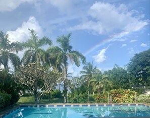 Una piscina al aire libre, tumbonas