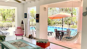 32-inch TV with digital channels