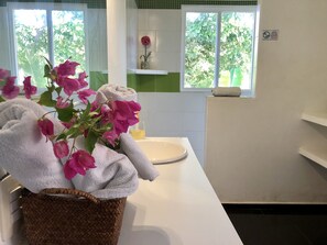 Habitación estándar doble, 1 cama doble | Baño | Ducha y cabezal de ducha tipo lluvia
