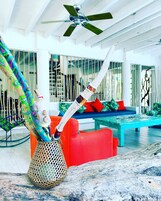 Talo | Oleskelualue | 32–tuumainen televisio, jossa digitaalikanavat