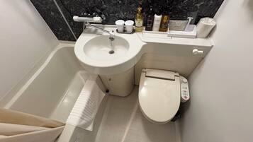 وحدات دش مع أحواض استحمام، مستلزمات مجانية للعناية الشخصية، مجففات شعر