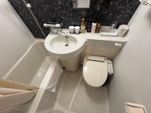 淋浴/盆浴组合、免费洗浴用品、吹风机、拖鞋