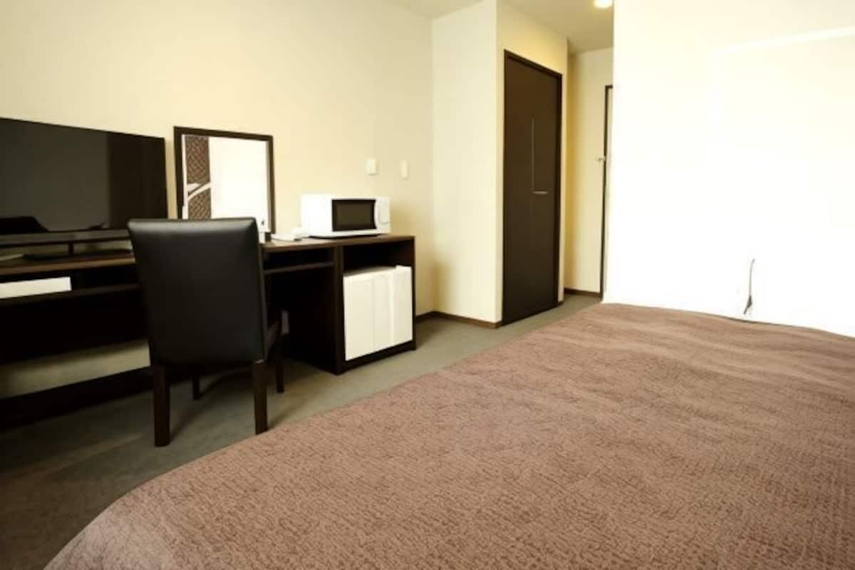 Desk, iron/ironing board, free WiFi
