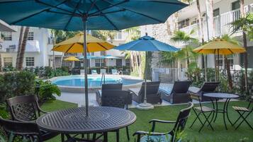 Außenpool, Liegestühle