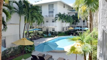 Außenpool, Liegestühle