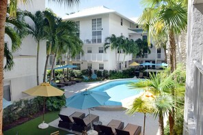 Outdoor pool, sun loungers - Coral Reef at Key Biscayne (Key Biscayne)