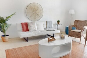 ロフト 1 ベッドルーム | セーフティボックス (室内)、デスク、WiFi、ベッドシーツ